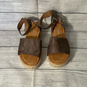 Weeboo short platform sandals- Grey/taupe color size 6.5